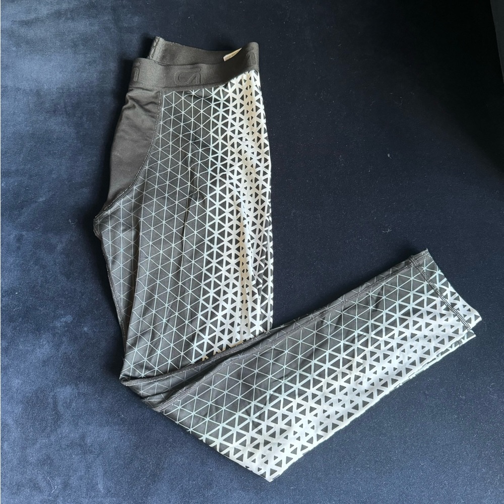 GapFit Compression Tights - Picture 3 of 8
